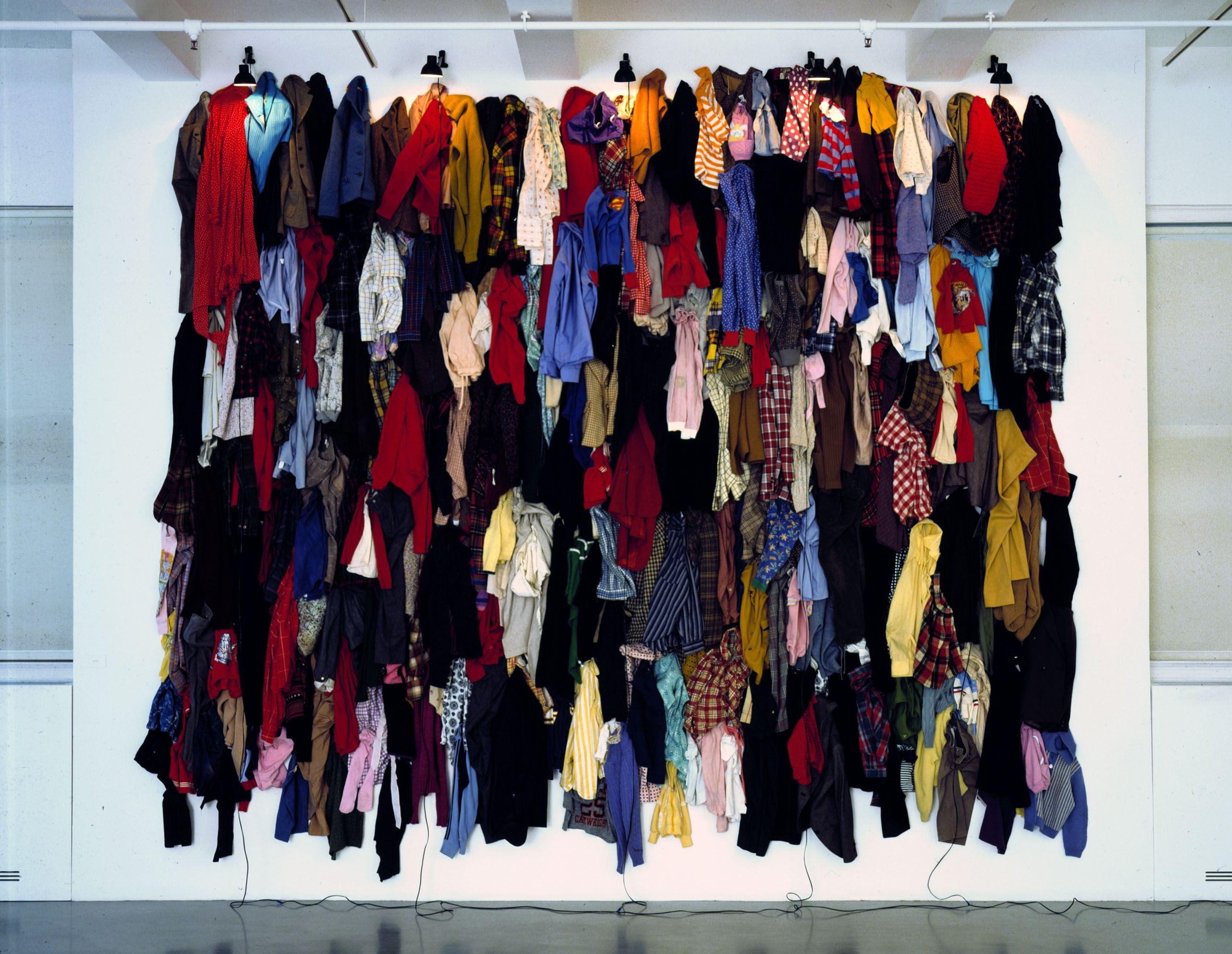 Mountain clothes. Christian Boltanski. Гора одежды. Одежда гора одежды. Гора одежды инсталляция.